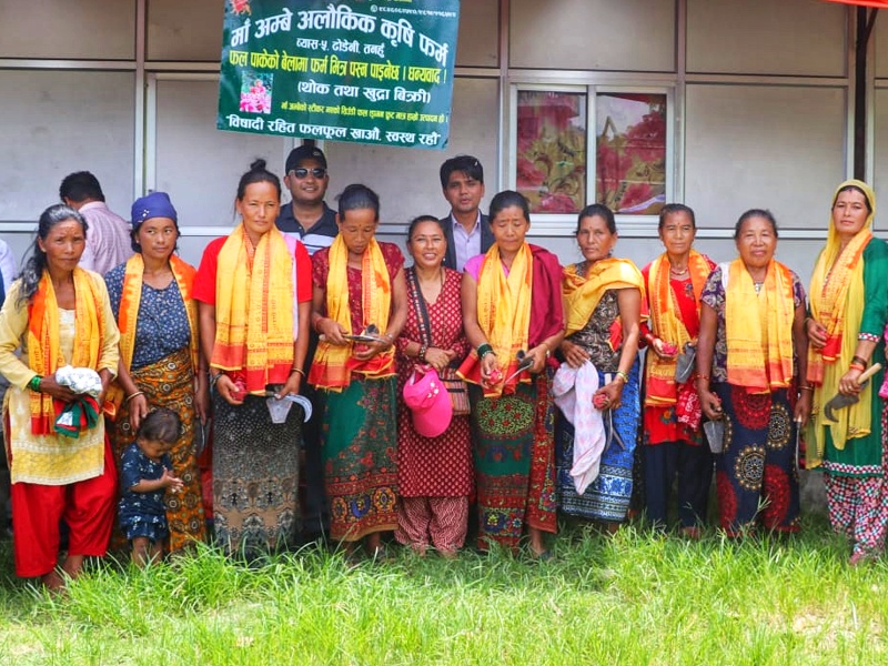 किसानको सम्मानमा खुर्पी र कुटो उपहार